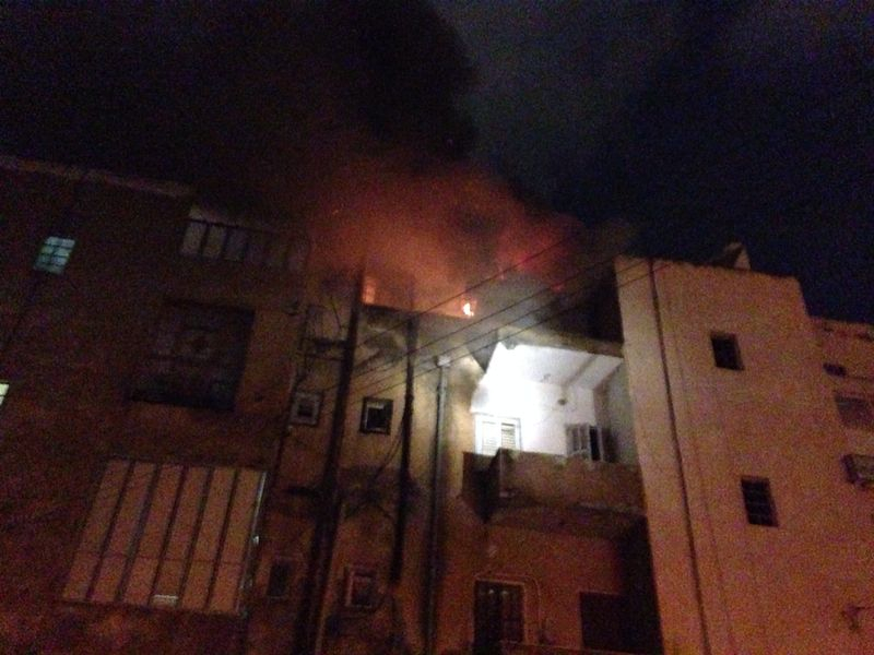 بالفيديو: طواقم الاطفائية تُخلي بناية سكنية بيافا بعد اندلاع حريق على سطحها 